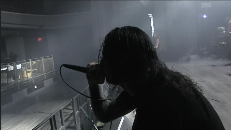 メタルバンドが空の会場からストリーミング配信されると、1万3000人のファンが自宅でモッシュした。