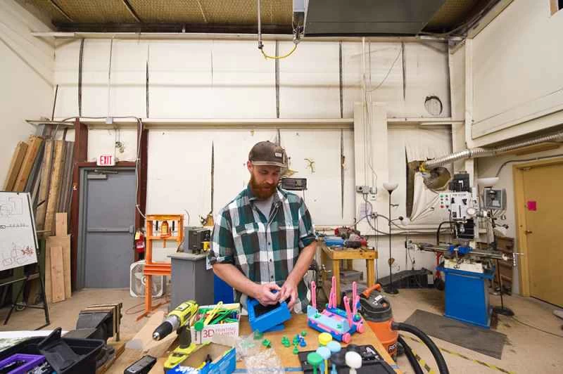 カメラダクティルスを作るデニス・マーダオフ