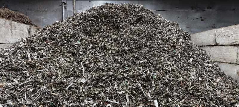 回収されたステンレス鋼の杭