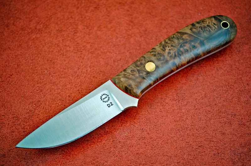 Dozier Knives は、Yukon Pro Skinner のような D2 鋼を使用していることでよく知られています。