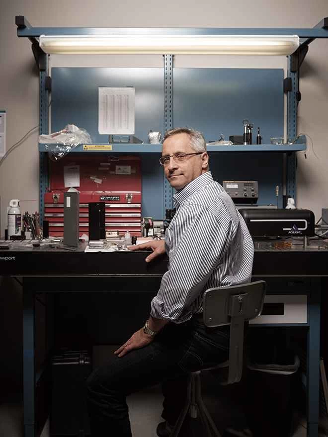 ロバート・アフザルは米軍向けに強力なレーザーブラスターを開発している