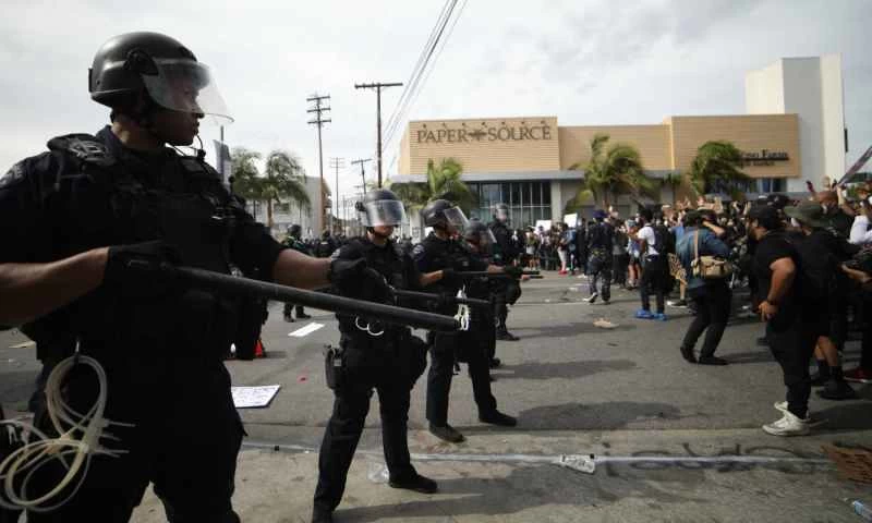 抗議の警察隊列