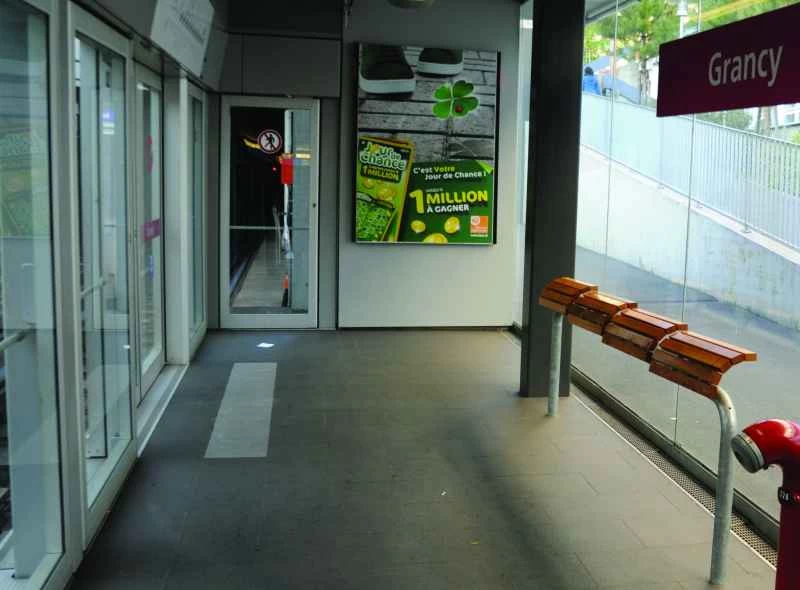 座りにくいベンチ。