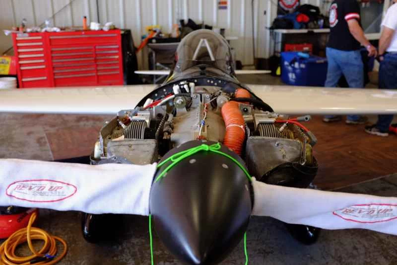 解体された小型飛行機の正面図