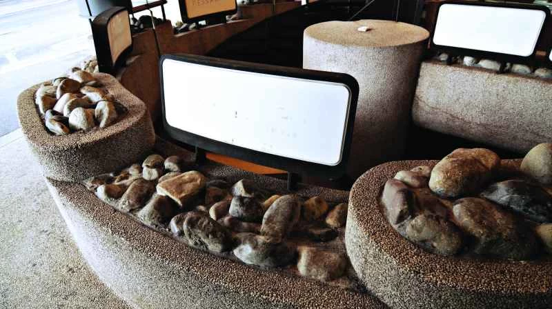 凹凸のある岩を利用して座り込みを防止するよう設計された低い壁。