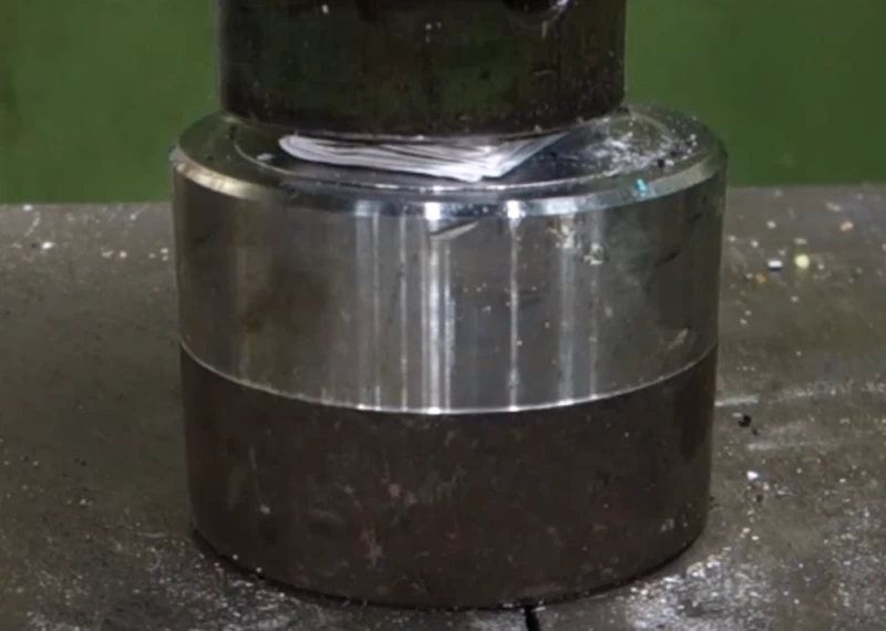 この紙が油圧プレスで「爆発」した理由