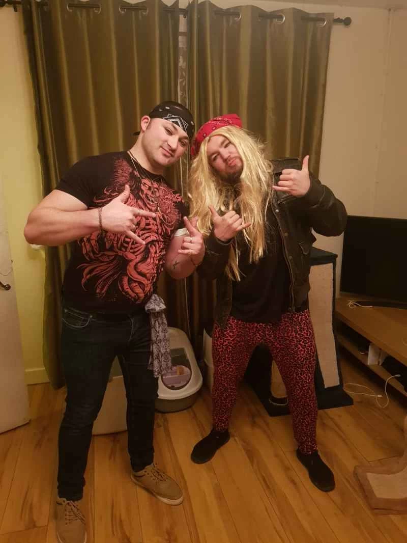 不条理な衣装を着た二人の男