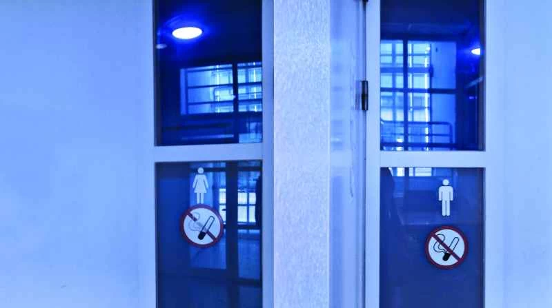 青い照明のあるバスルーム