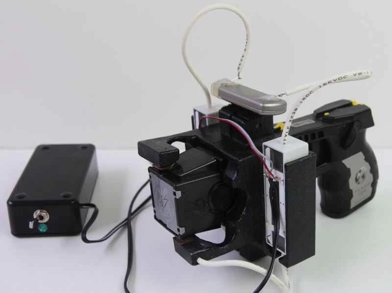 心臓モニター内蔵のテーザー銃は警察に拘束された人々の命を救う可能性がある