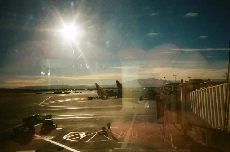 大型電子機器の禁止は飛行機の安全性を高めるかもしれないが、それはあなたが考えている理由ではない