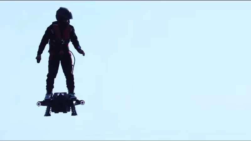 この奇妙なフライングボードは足用のジェットパックです