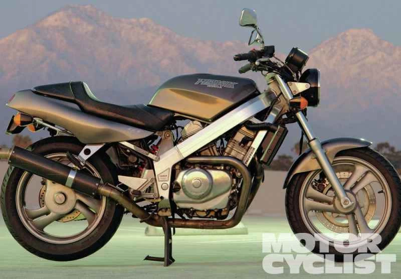 片持ちスイングアームと650ccのVツインを搭載したホンダホーク。