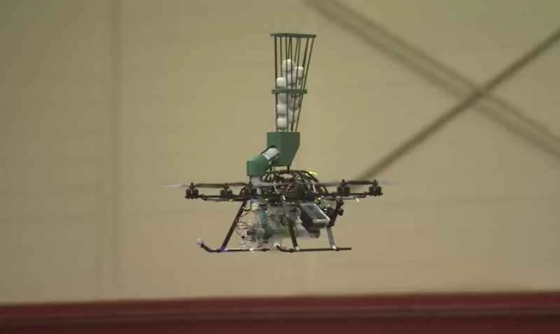 これらのドローンは火を放ち、爆弾を投下する――善のために