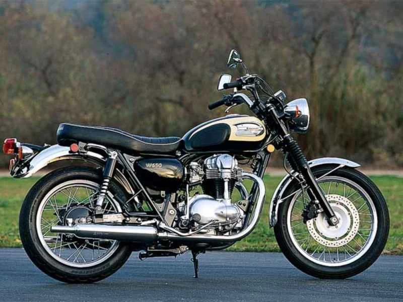 レトロな Triumph をベースにした最新型のバイクである Kawasaki W650 は、新しいライダーに信頼性とビンテージ スタイルをモダンなパッケージで提供します。