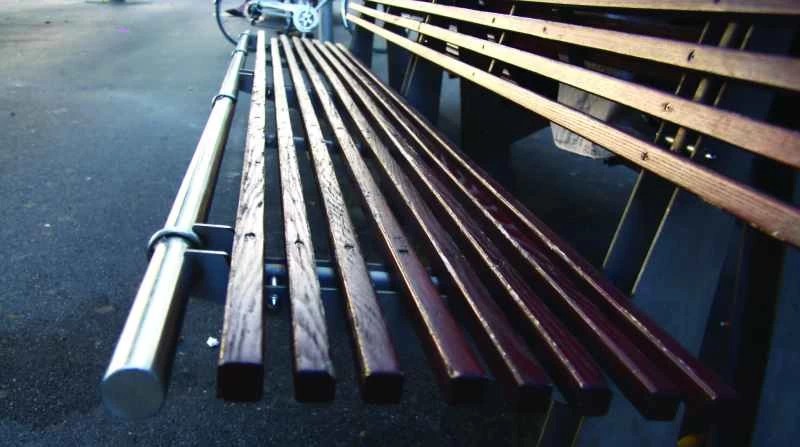 アンチスケートバーが取り付けられたベンチ。