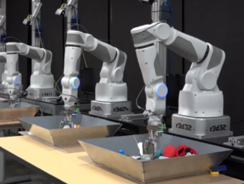 Googleのロボットは物を拾う方法を学習している