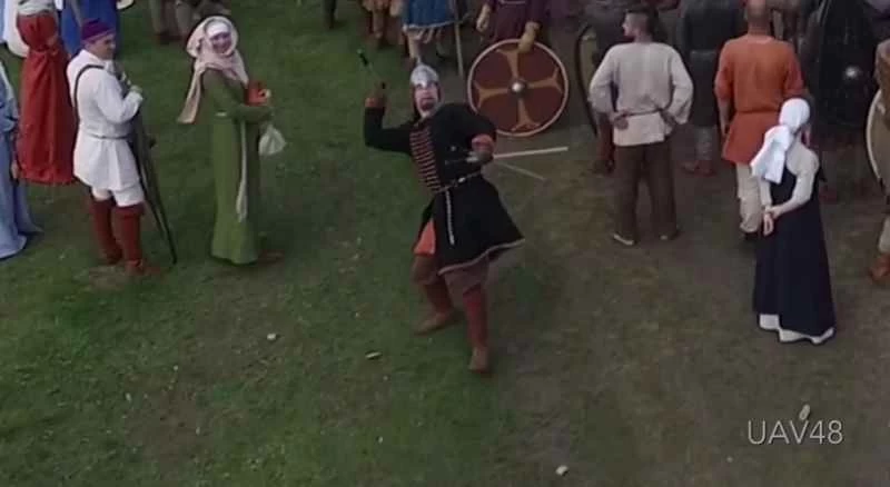 中世の再現者が空からドローンを槍で射る